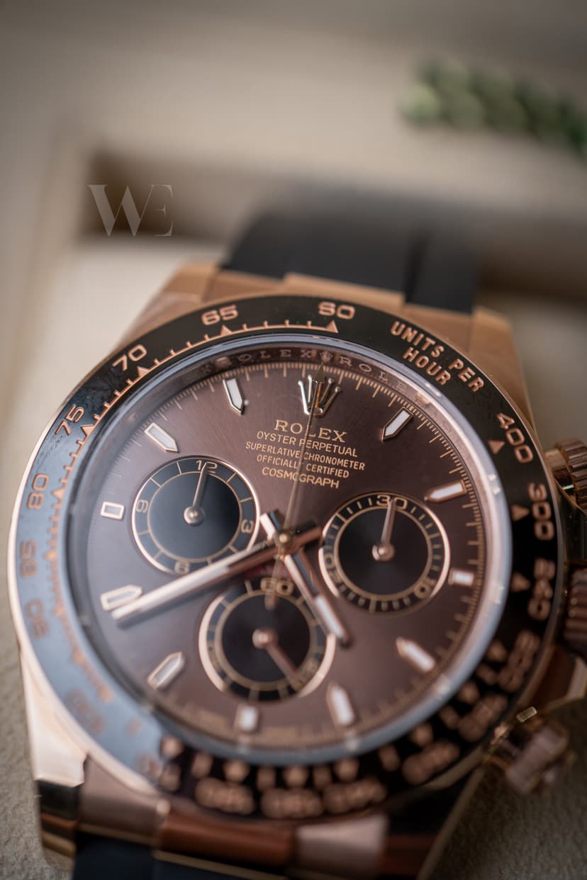 Macro d’une Rolex Cosmograph Daytona à boîtier rosé, cadran brun et lunette noire